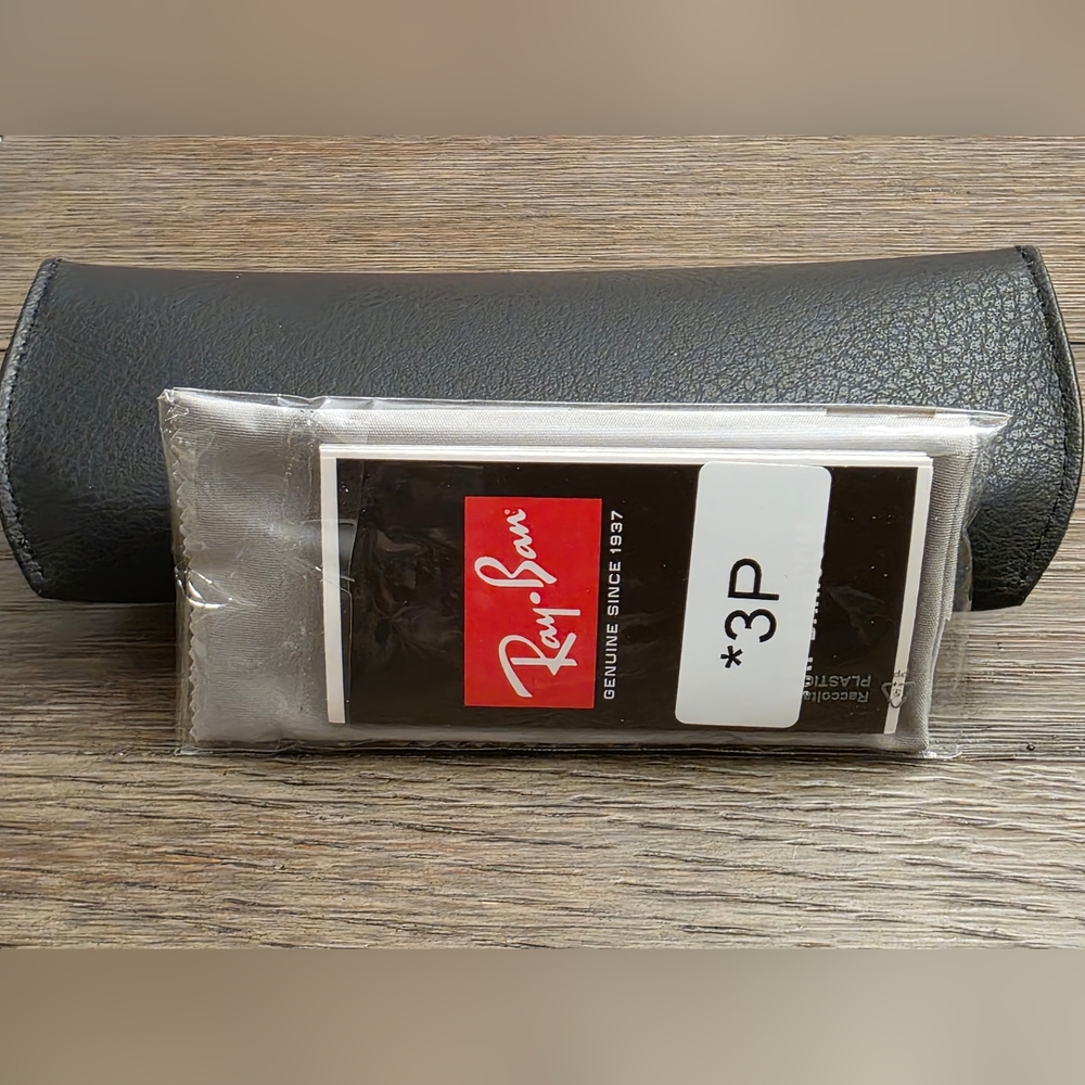 Ray-Ban Black Snap Closure Silver Seal Case with Cleaning Cloth - Picture 7 of 10